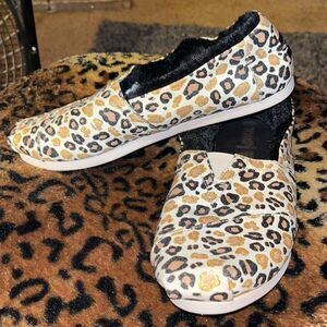 TOMS’s leopard print shoe. Sz W9.5.